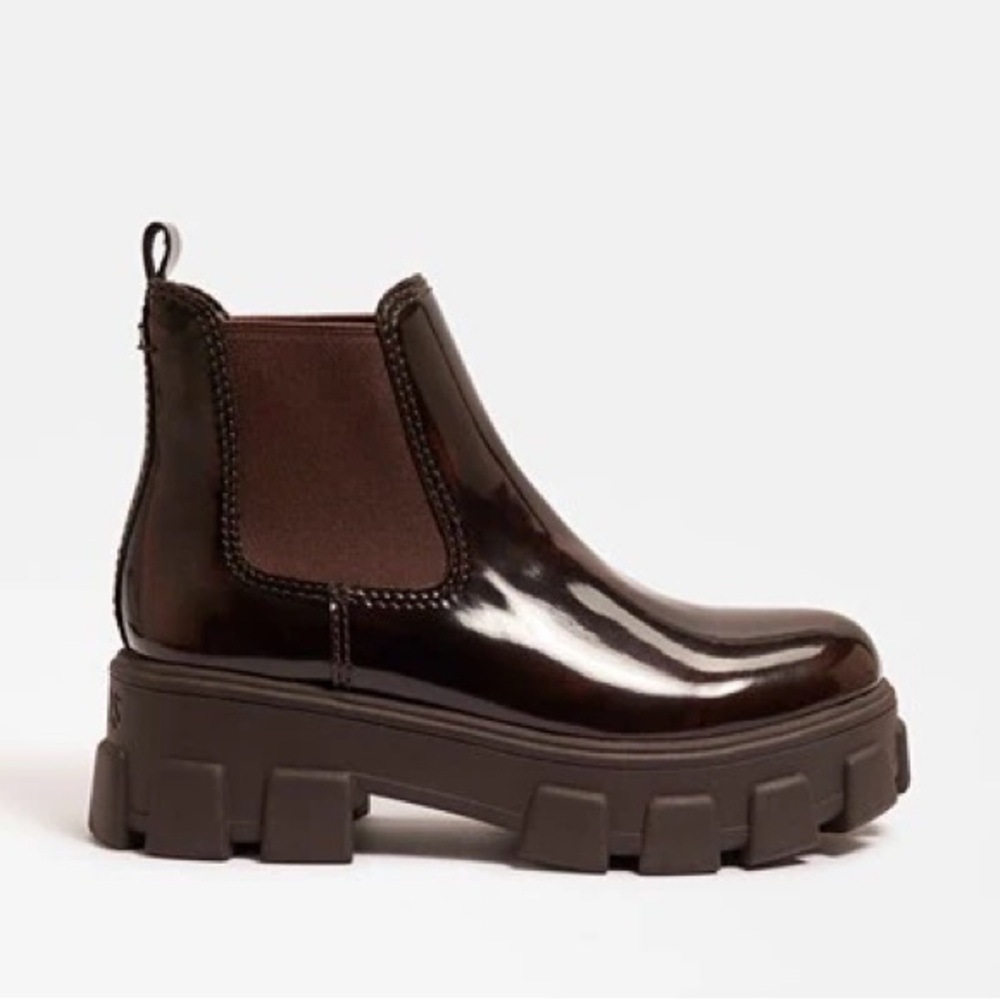 Darielle Lug Sole Chelsea Boot